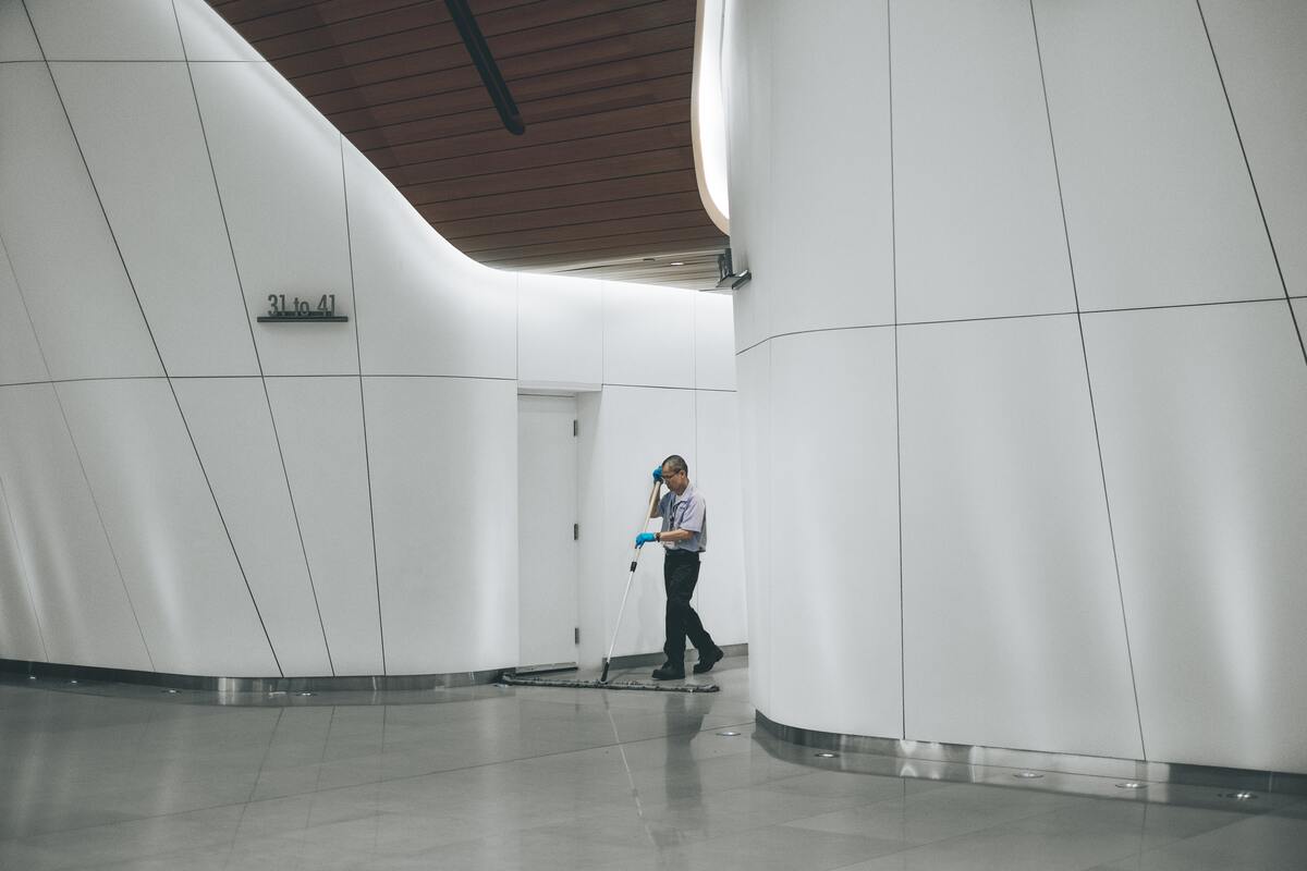 mężczyzna sprząta korytarz w biurze warszawa wola